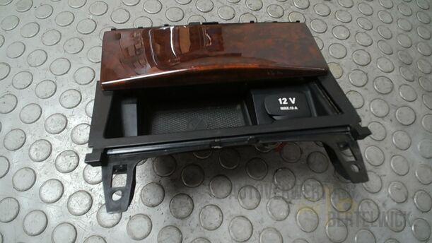 Foto: ABLAGE MITTELKONSOLE eines Mercedes-Benz C 220 T CDI DPF Special