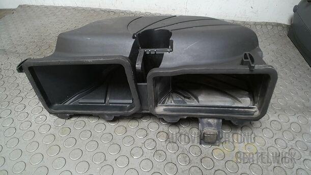 Foto: ABDECKUNG GEBLÄSEGEHÄUSE/ GEHÄUSE LUFTANSAUGUNG eines Mercedes-Benz C 220 T CDI DPF Special