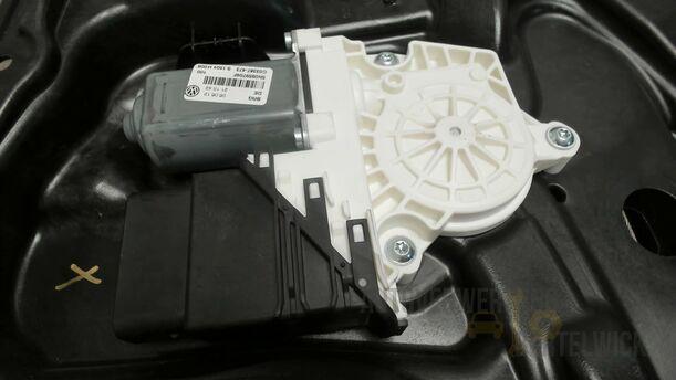 Foto: FENSTERHEBER HINTEN RECHTS ELEKTRISCH eines VW Tiguan 2.0 TDI DPF BlueMotion Technology SX